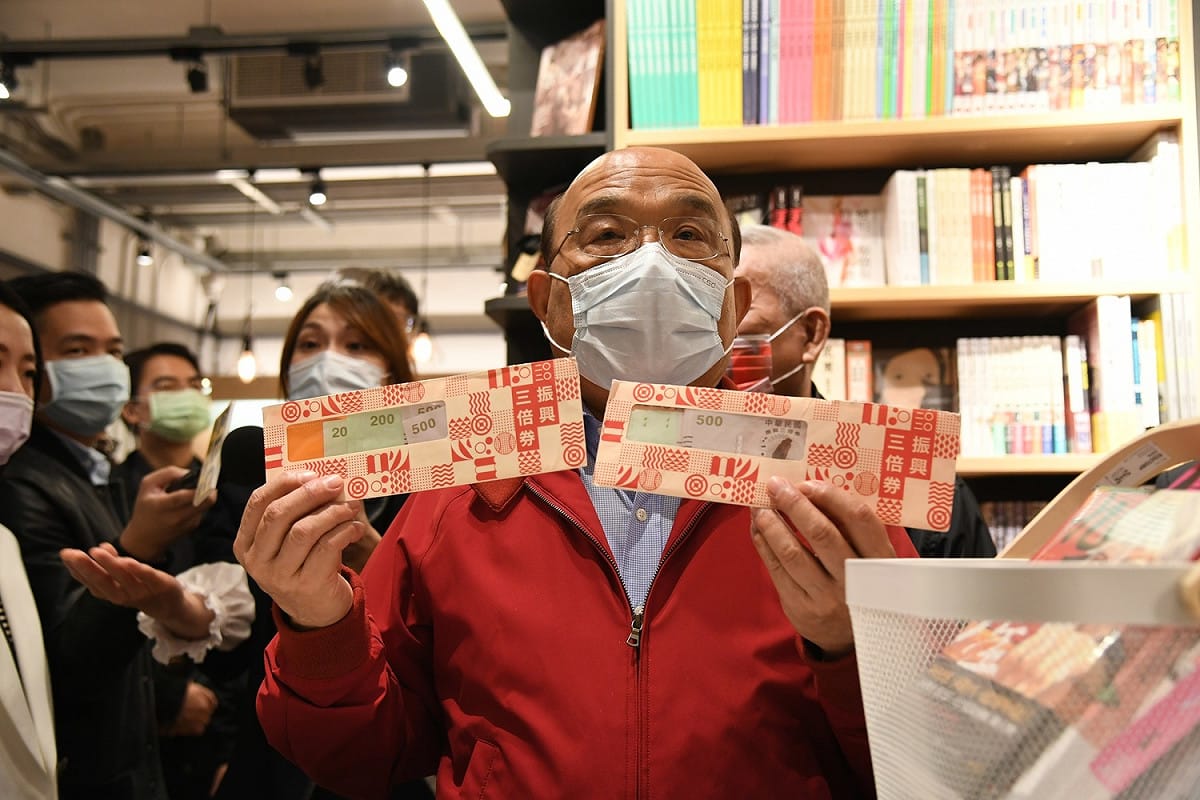 蘇貞昌用三倍券幫孫女買3000元的漫畫，結帳時，收銀機螢幕被拍到「03722403」的行政院統編。 圖：行政院提供（資料照）