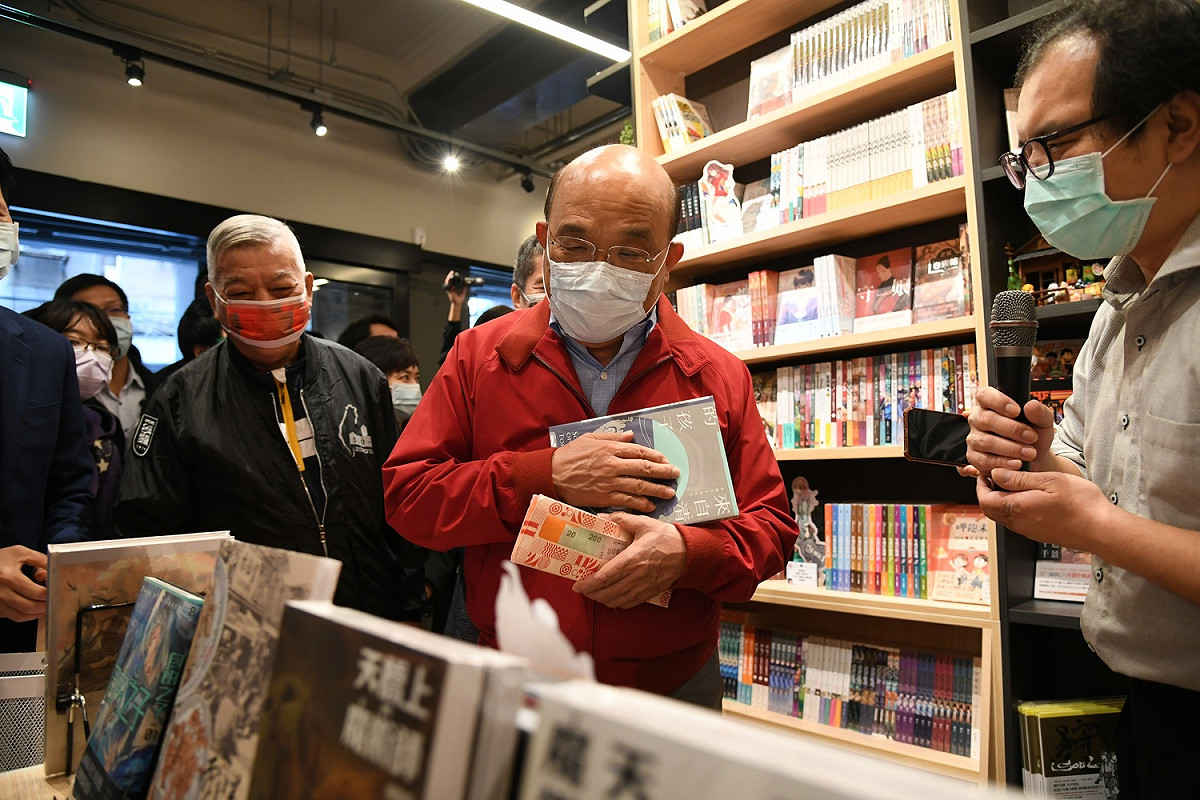 行政院長蘇貞昌用三倍券幫孫女買漫畫書，卻意外引發政院統編爭議。 圖：行政院/提供