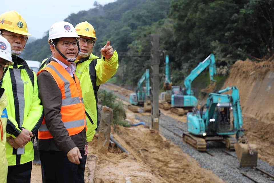 交通部長林佳龍第6度至坍方路段視察，表示目前工程進度皆即將完成，明日清晨就可通車。 圖：翻攝自林佳龍臉書