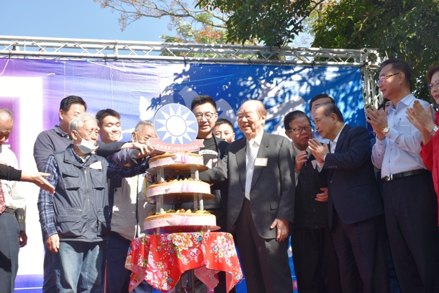 國民黨主席江啟臣(中)與資深黨員合切蛋糕。 圖：孫家銘/攝