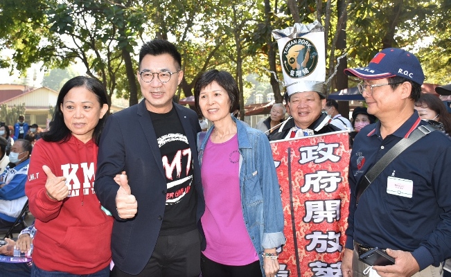 江啟臣(左二)與國民黨支持者合影。 圖：孫家銘/攝