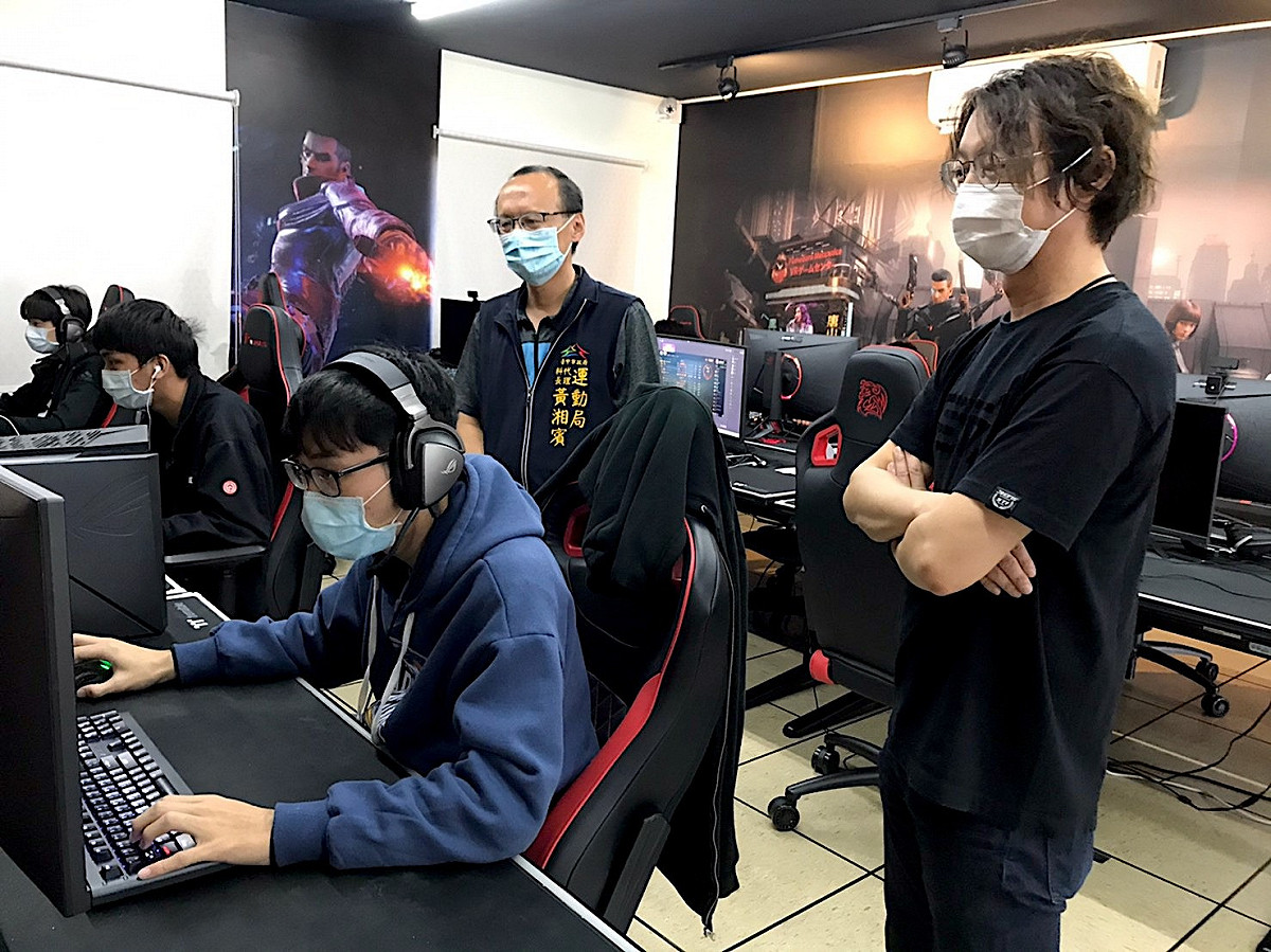 台中市議員江肇國（右）表示，相當樂見電競全民化，未來將更努力選拔全國運選手並進行培訓，期望為台中獲得佳績！ 江肇國/提供