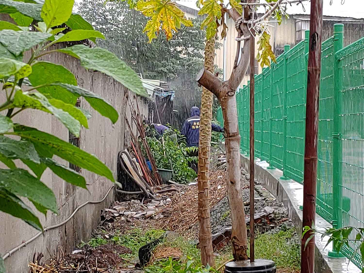 新北市環保稽查員冒雨追查線索，發現可疑處，進入污染源工廠稽查。  圖：新北市環保局提供