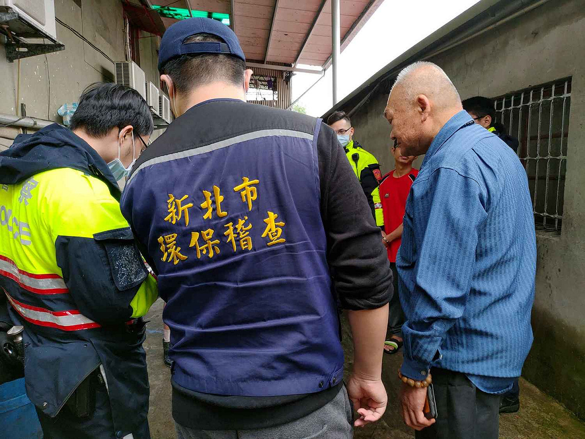 新北市環保稽查員稽查時會同警察盤問業者。 圖：新北市環保局提供
