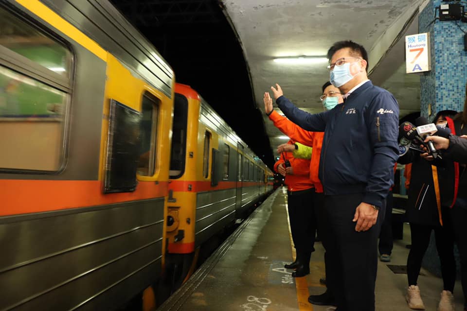 經過10天搶修，台鐵瑞芳－猴硐東正線路段恢復單線雙向通車，交通部長林佳龍（前）14日清晨在猴硐車站迎接第1班區間車。 圖：翻攝自林佳龍臉書