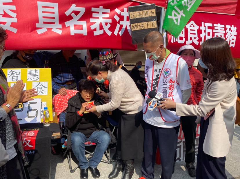 前立委沈智慧（中坐者）抗議萊豬進口，展開絕食抗議，花蓮縣長徐榛蔚（右三）等人探視。 圖：翻攝自沈智慧臉書