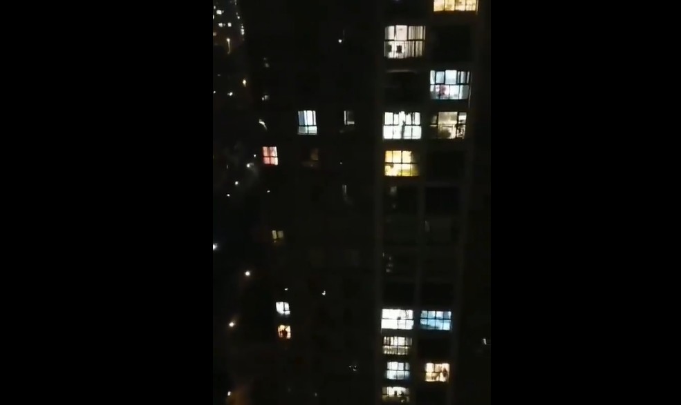 成都郫都區1個社區被封鎖，居民入夜後透過在家中陽台、窗戶互相高歌為彼此打氣。 圖：翻攝推特
