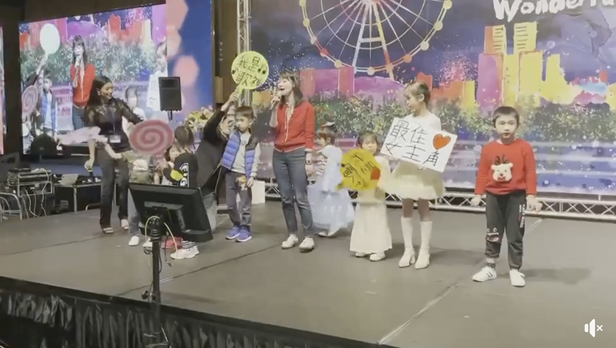 民進黨立委高嘉瑜昨（13日）出席大直典華的社區聯合晚會上台獻唱高難度歌曲〈煎熬〉。 圖：取自高嘉瑜臉書