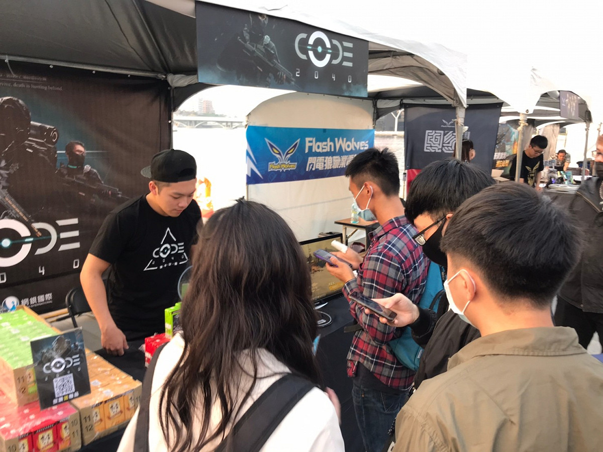 《CODE2040》參與市集擺攤，按讚就送飲料，為遊戲上線做預熱。 圖：網銀國際/提供