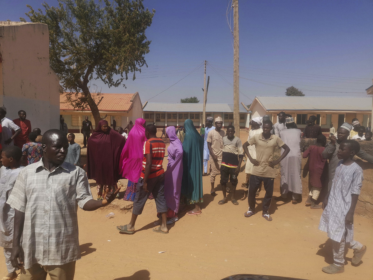 奈及利亞西北部卡齊納州（Katsina State）的一所男子中學，遭幫派持槍闖入，綁架多位學生。直至週日（13日）仍有超過300名學生下落不明，大批失蹤孩童的家長們至今仍於校外守候。 圖：達志影像/美聯社