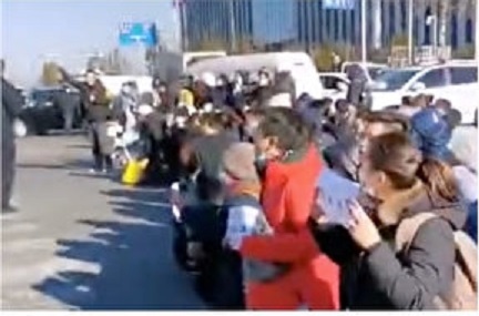 中國玖富集團旗下的悟空公司近日遭投資人指控詐欺，有高達4000名受害者連日在北京玖富公司外進行抗議。 圖：翻攝自微博