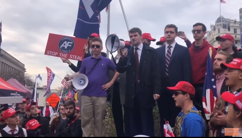 保守派政治名嘴尼克·福恩特斯（Nick Fuentes）竟在台上大喊：「摧毀共和黨！（Destroy the GOP！）」 圖 : 翻攝自影片截圖