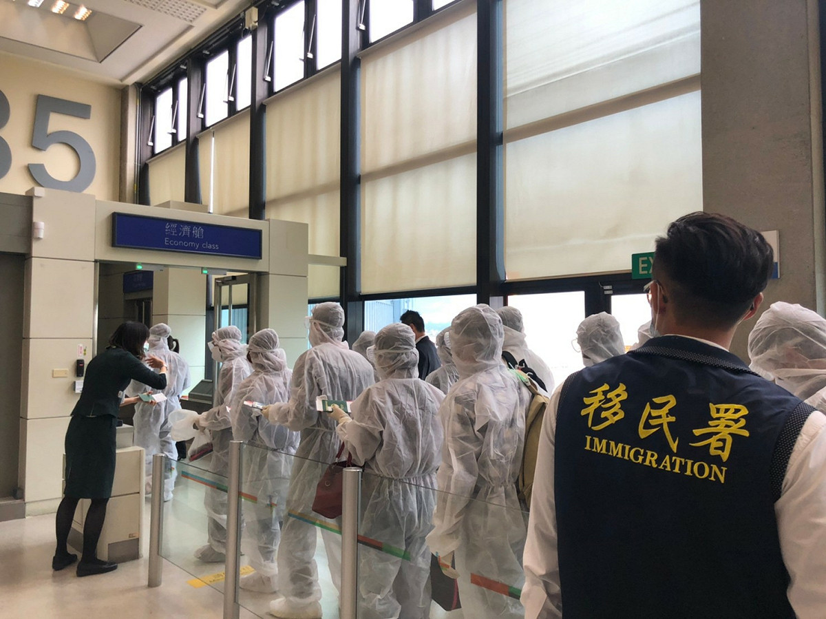 在移民署、外交部與駐台北越南經濟文化辦事處的共同努力下，今（14）日成功協助342名越南籍受收容人返回越南。 圖：移民署提供