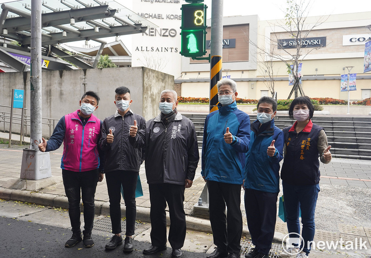 桃園高鐵站區設置全球第一座的「企鵝號誌燈」，把常見的小綠人造型圖案換成了 Xpark 館內的國王企鵝跟麥哲倫企鵝剪影。 圖：林昀真/攝