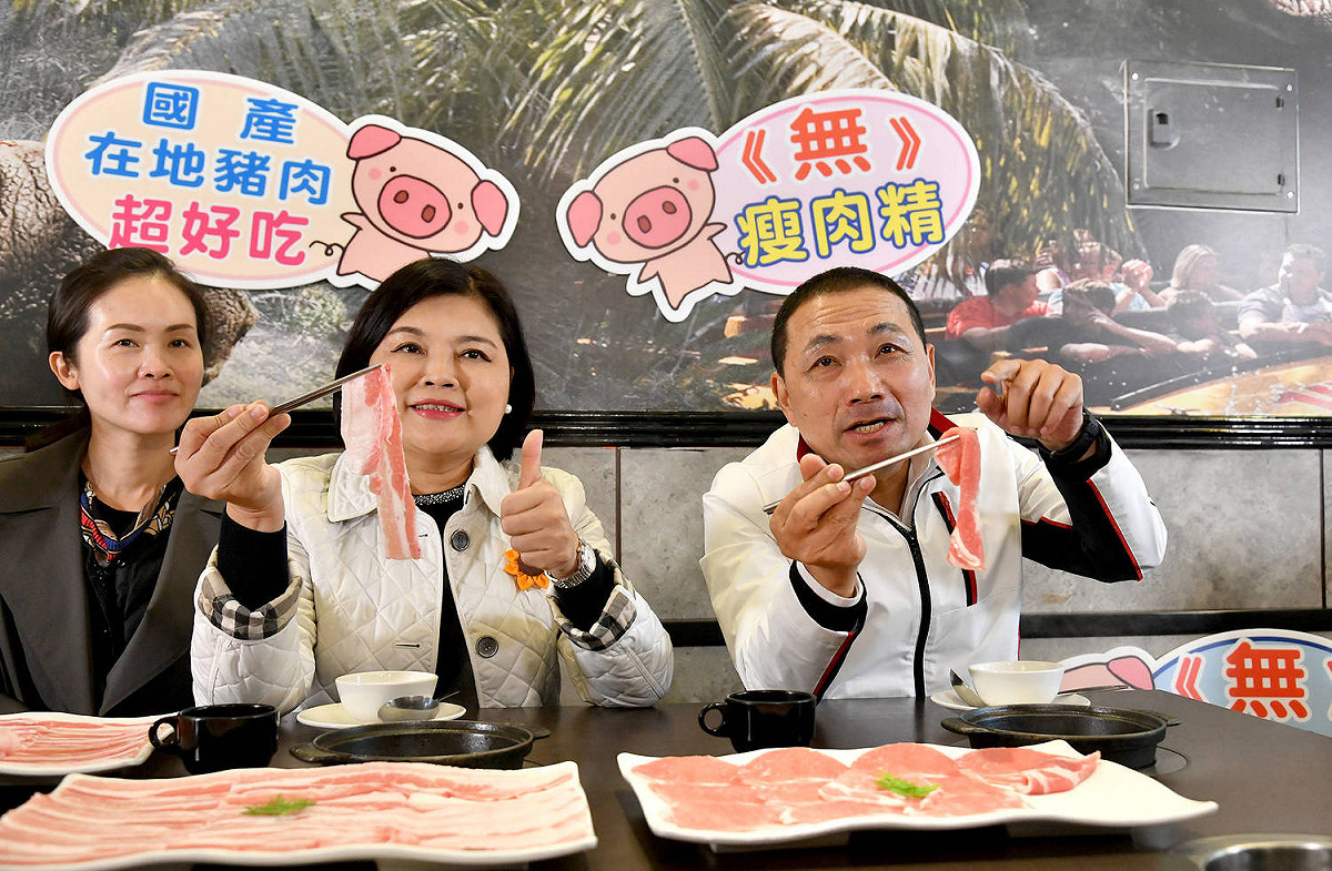 侯友宜、張麗善鼓勵民眾認清標示，選用國產豬肉，品嘗安心好滋味。 圖：新北市新聞局提供