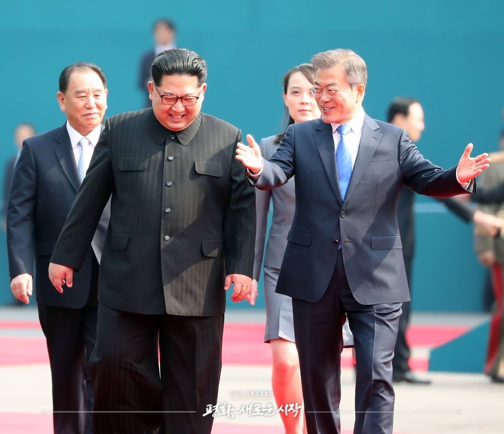 朝鮮最高領導人金正恩（前排左起）與韓國總統文在寅2018年會晤，金與正（後排右）也在一旁，當時雙方相談甚歡。    圖：翻攝自韓國青瓦台臉書