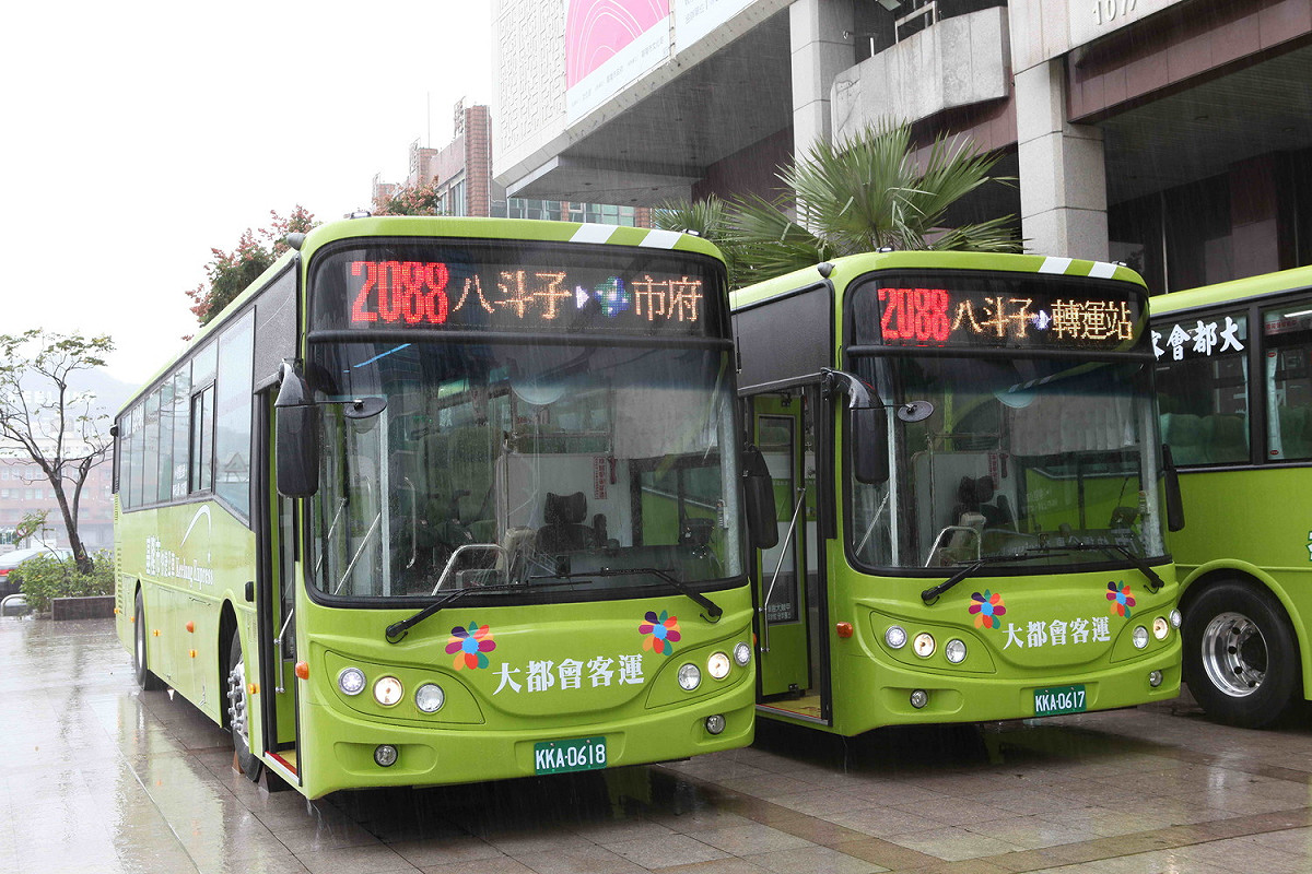 大都會客運自今天起基隆往返台北的國道客運2088路，將加密班次，上午交通尖峰時段赴台北市府轉運站，平均約每3.6分鐘就有一班。  圖：大都會客運/提供