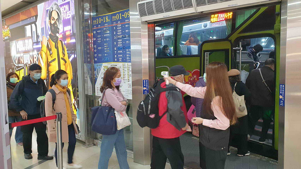 大都會客運自今年10月起於市府轉運站增租1個月台，目前光是 2088線就有2個月台機動調度使用，大幅縮短乘客候車時間。 圖：大都會客運/提供