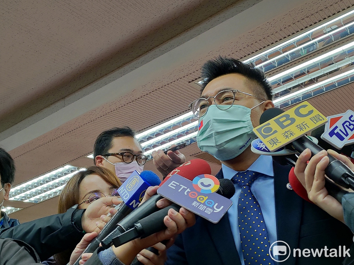 國民黨主席江啟臣受訪期間，爆料國民黨副秘書長李彥秀也去微整形。 圖：黃建豪/攝