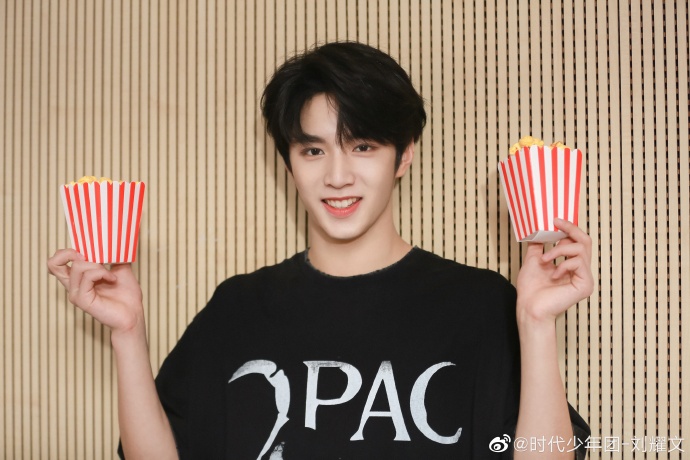 TFBOYS的同門師弟團「時代少年團」成員劉耀文，疑似遭到個資外洩。 圖：翻攝自劉耀文微博