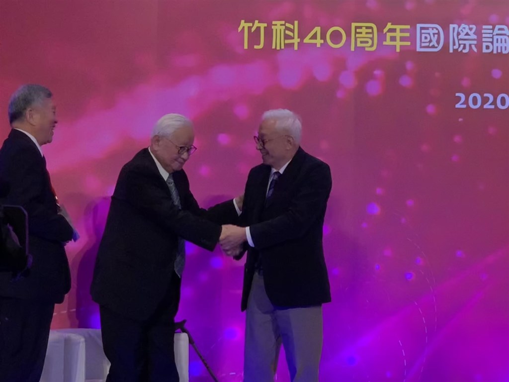 台積電創辦人張忠謀（左）與聯電榮譽董事長曹興誠（右）多年來首度公開同台，曹興誠還主動與張忠謀握手，而後一同拍照留影，留下罕見的同台畫面。 圖：中央社／提供