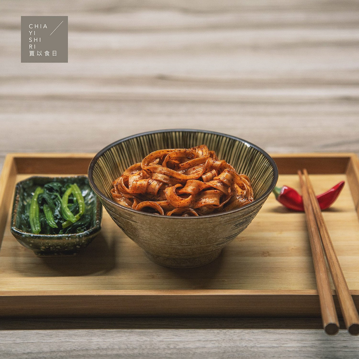 其中一品項「燒椒麵」成分標示不完整，且未依法明確展列防腐劑等成分，遭衛生局開罰3萬元。 圖：翻攝自「賈以食日」臉書