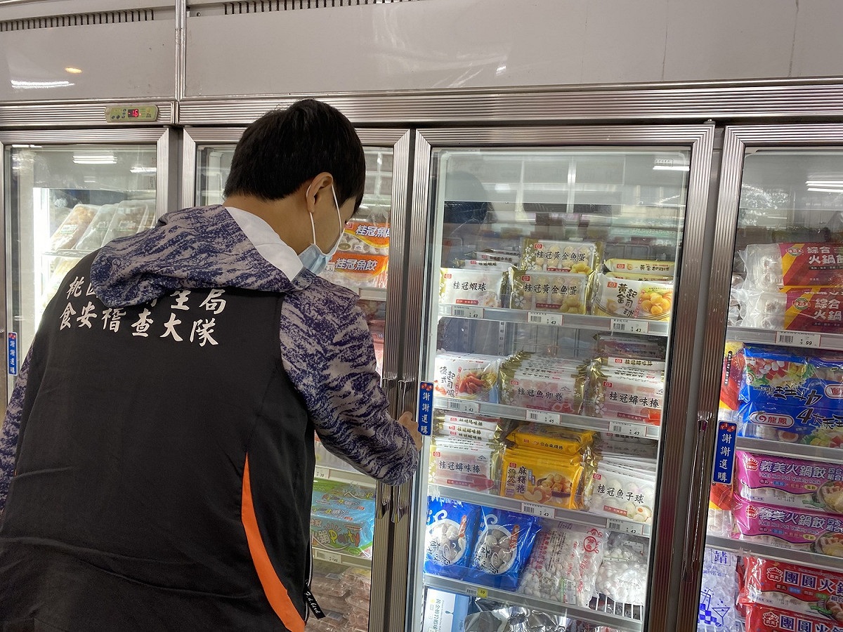 衛生局抽驗冬令食品，98件抽驗商品中有2件火鍋湯底產品未符合冷凍食品衛生標準，經限期改善後複驗均符合規定 圖：桃園市衛生局/提供