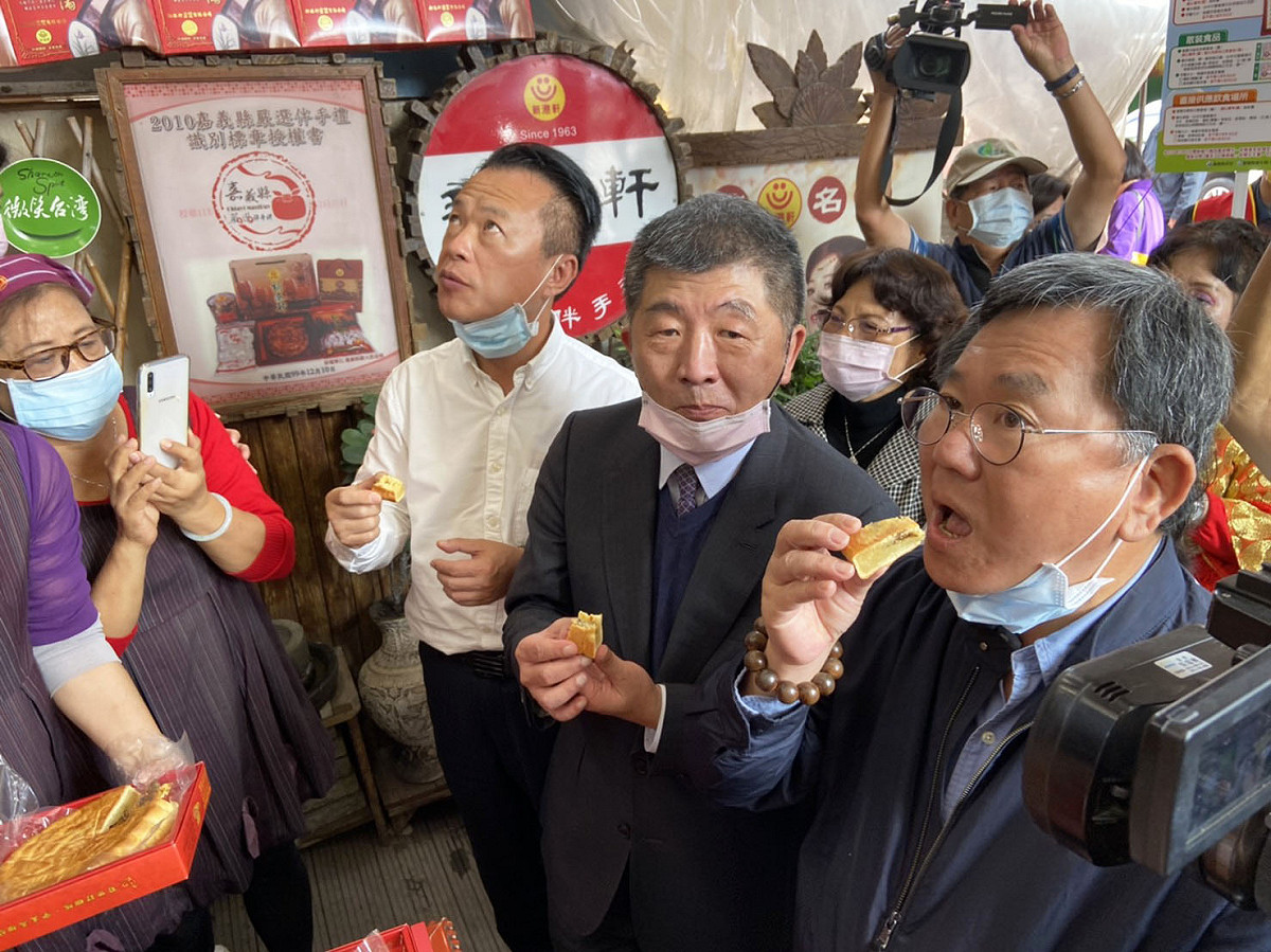 阿中部長新港奉天宮前視察產品標示，民眾熱烈支持！ 圖：嘉義縣政府新聞行銷處/提供