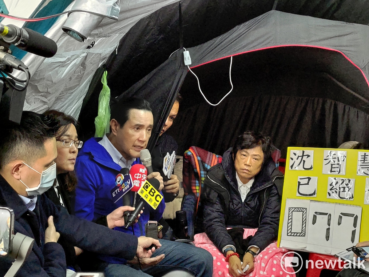前總統馬英九探視絕食抗議的國民黨前立委沈智慧。 圖：黃建豪/攝