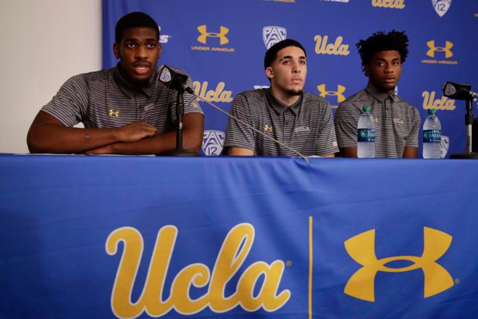 「球二哥」LiAngelo Ball(中)在大學期間因偷竊遭逮，近日遭NBA活塞隊裁掉。 圖／美聯社／達志影像