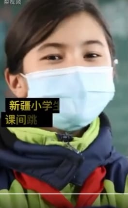 疆庫車市第三小學的學生隨著動感的音樂跳起新疆特色舞蹈「扭脖子」。