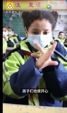 疆庫車市第三小學的學生隨著動感的音樂跳起新疆特色舞蹈「扭脖子」。