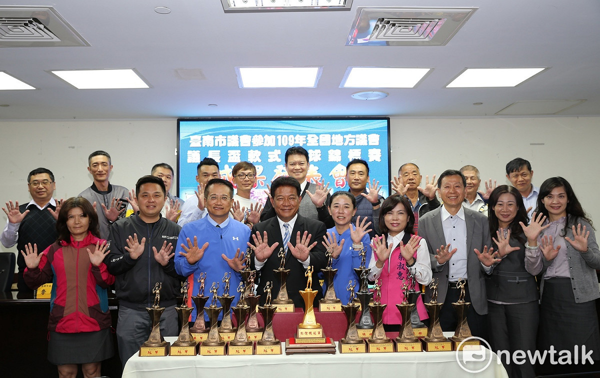 臺南市議會在全國地方議會議長盃軟式網球錦標賽，延續去年聲勢，拿下各個比賽項目計10座冠軍獎盃，成功把總冠軍榮譽留在臺南。 圖：黃博郎／攝
