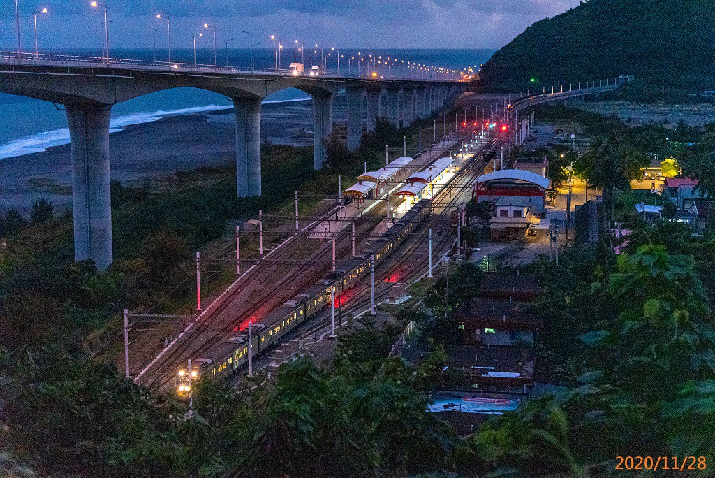 南迴電氣化履勘專列EMU800通過金崙車站。 圖：交通部鐵路局／提供
