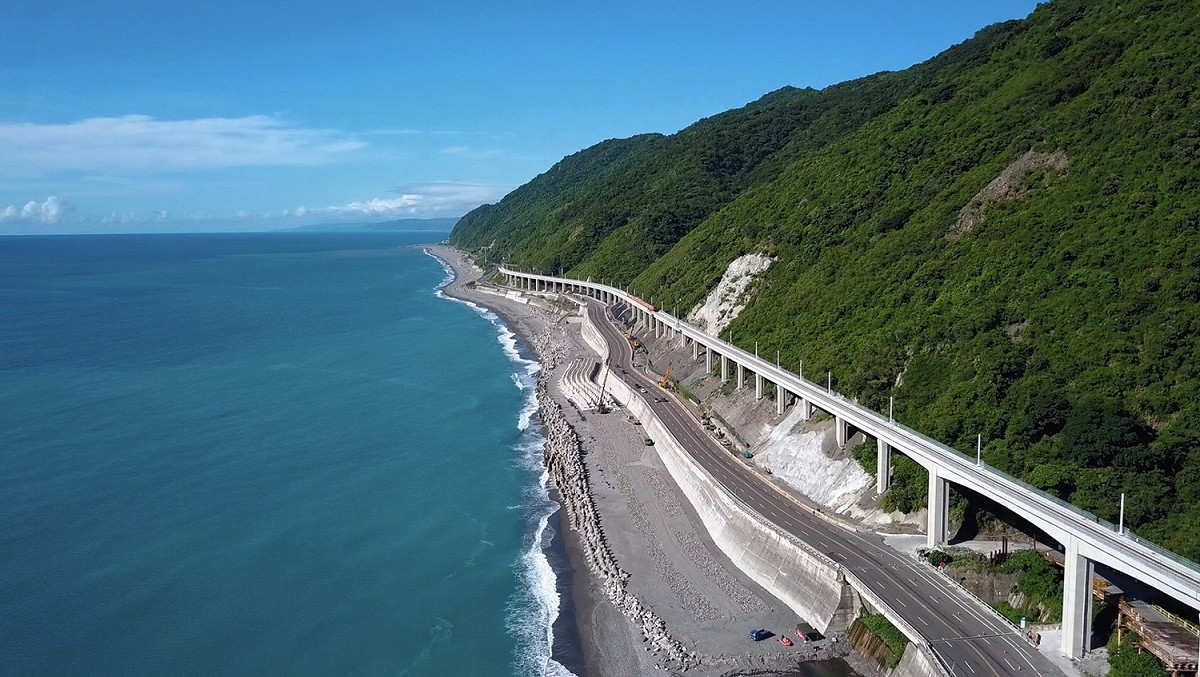 南迴鐵路多良高架橋路段，依山傍海全台最美的海景鐵道 圖：交通部鐵路局／提供