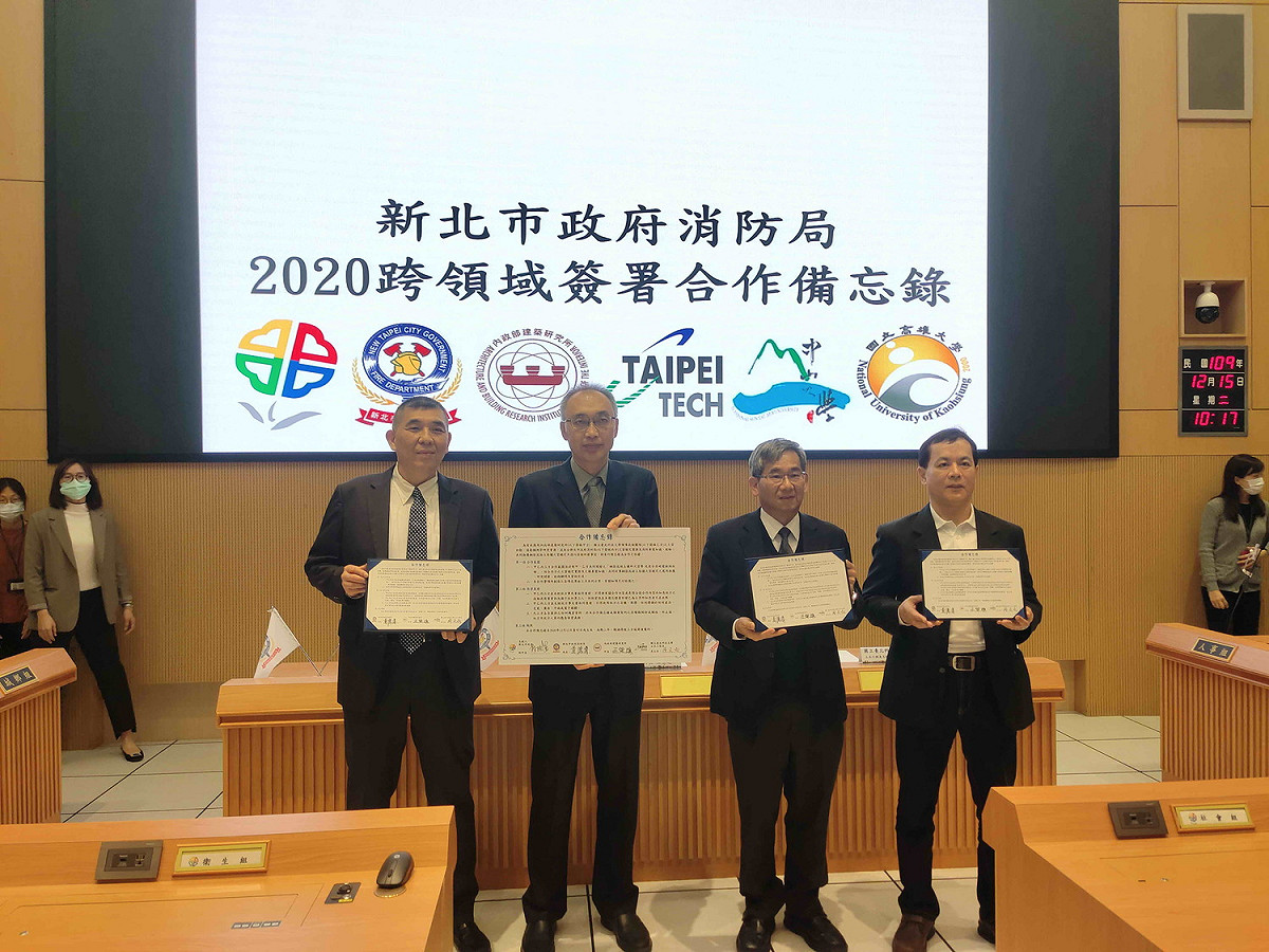 新北市副局長謝政達 (左二)、消防局長黃德清 (左一)與學界簽籲合作備忘錄。  圖：新北市消防局提供