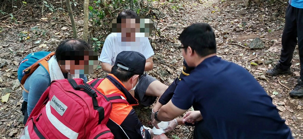陳姓男子11日登柴山遭流彈傷及腳踝，後來警方在現場找到1枚彈頭，原研判源自50機槍，但傳出其實來自於海軍陸戰隊M8快艇機槍；而傷者不甘被流彈所傷，已提告向軍方求償。 圖：民眾提供