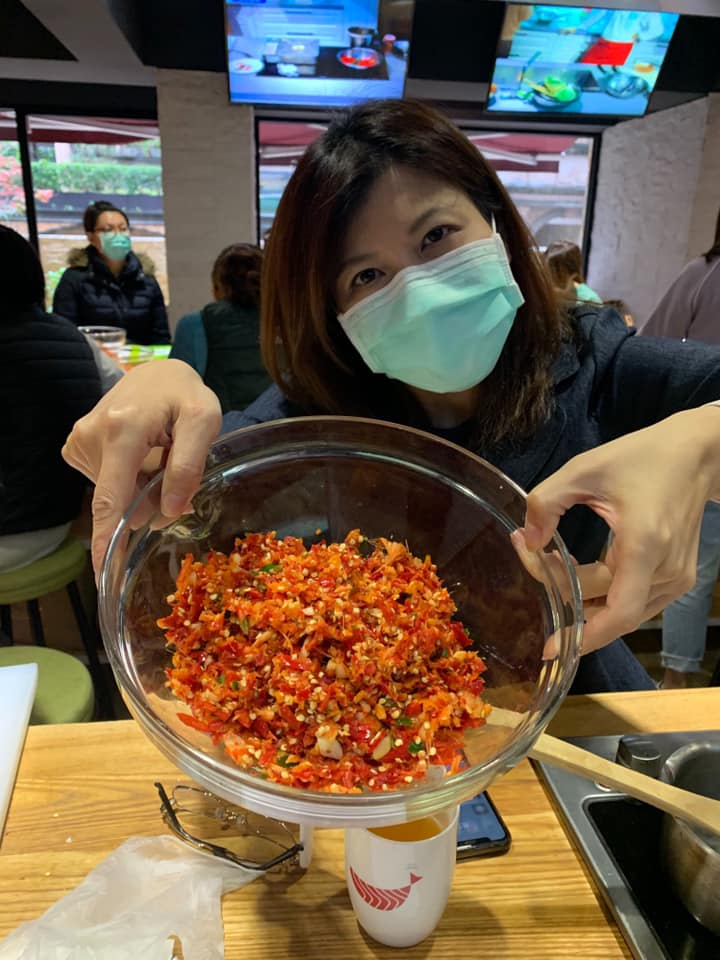 離開立法院的前立委謝欣霓轉戰旅遊業，喜好美食的她依然關心國家大事。 圖：翻攝謝欣霓臉書