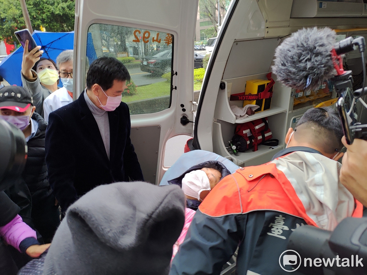 國民黨前立委沈智慧絕食抗議長達97小時後，被送往醫院做緊急處理。 圖：黃建豪/攝