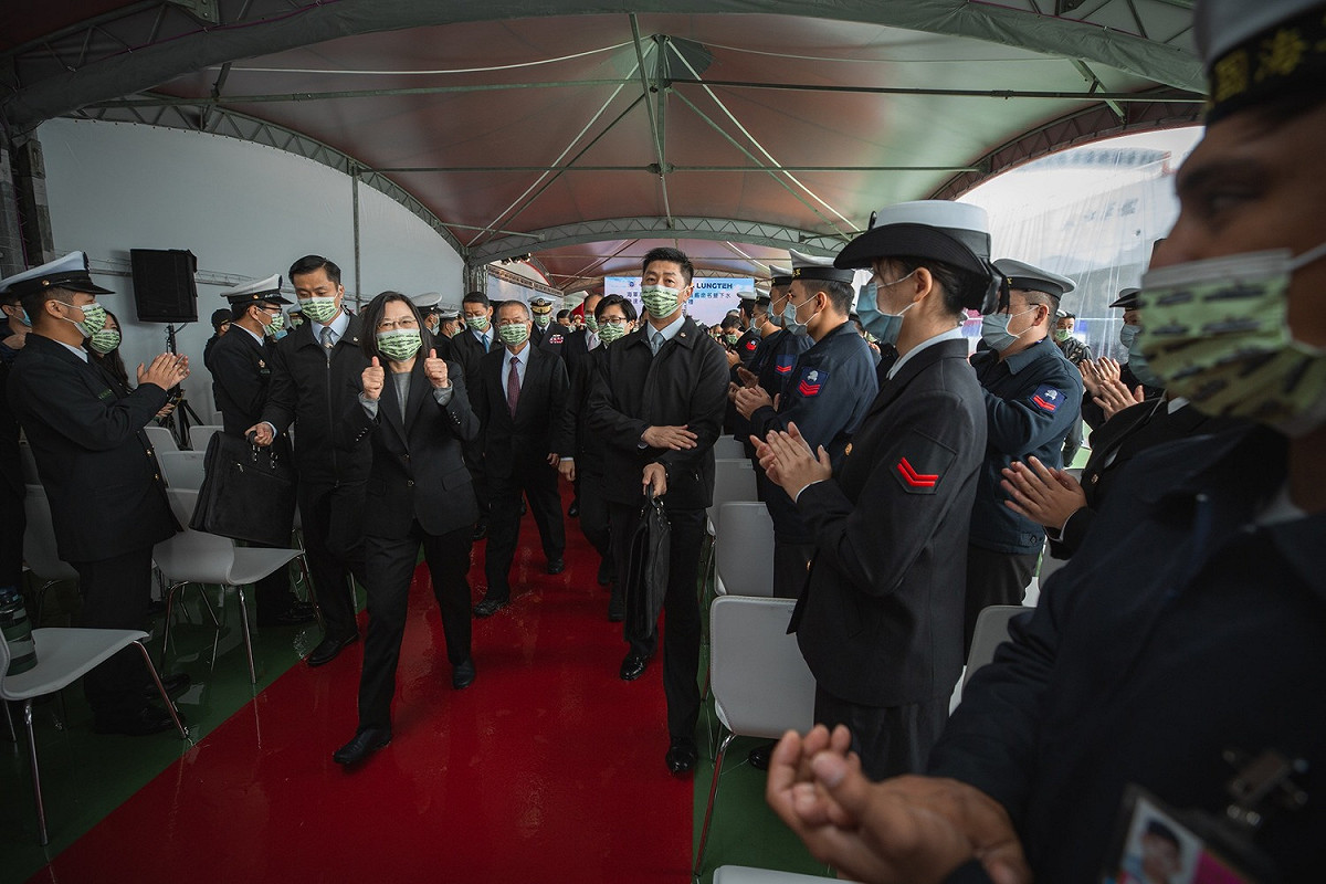 總統蔡英文昨（15）日赴宜蘭龍德造船廠，出席「高效能艦艇後續艦首艦命名、下水暨快速布雷艇首艇交艇典禮。」 圖/蔡英文臉書