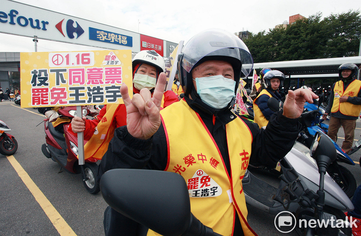 罷王支持者自發性組車隊深入中壢區鄰里宣傳罷王活動。 圖：林昀真／攝