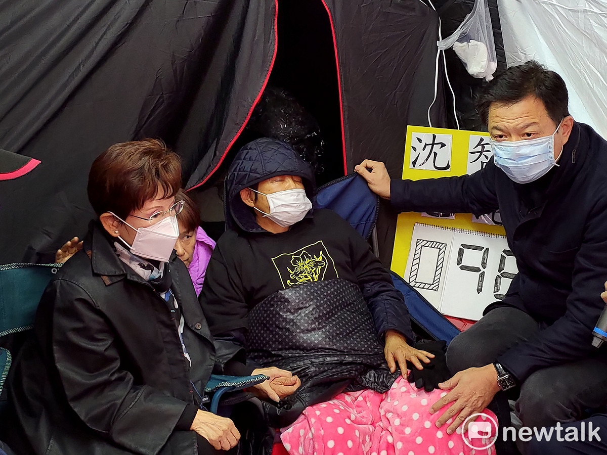國民黨前主席洪秀柱、前副主席周錫瑋探視沈智慧，痛批蔡政府無良。 圖：黃建豪/攝