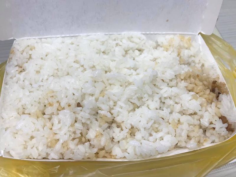 有網友買了大碗滷肉飯加10元白飯，本想趕緊回家大快朵頤，沒想到打開後卻不如期待。 圖：取自臉書社團《爆廢公社》
