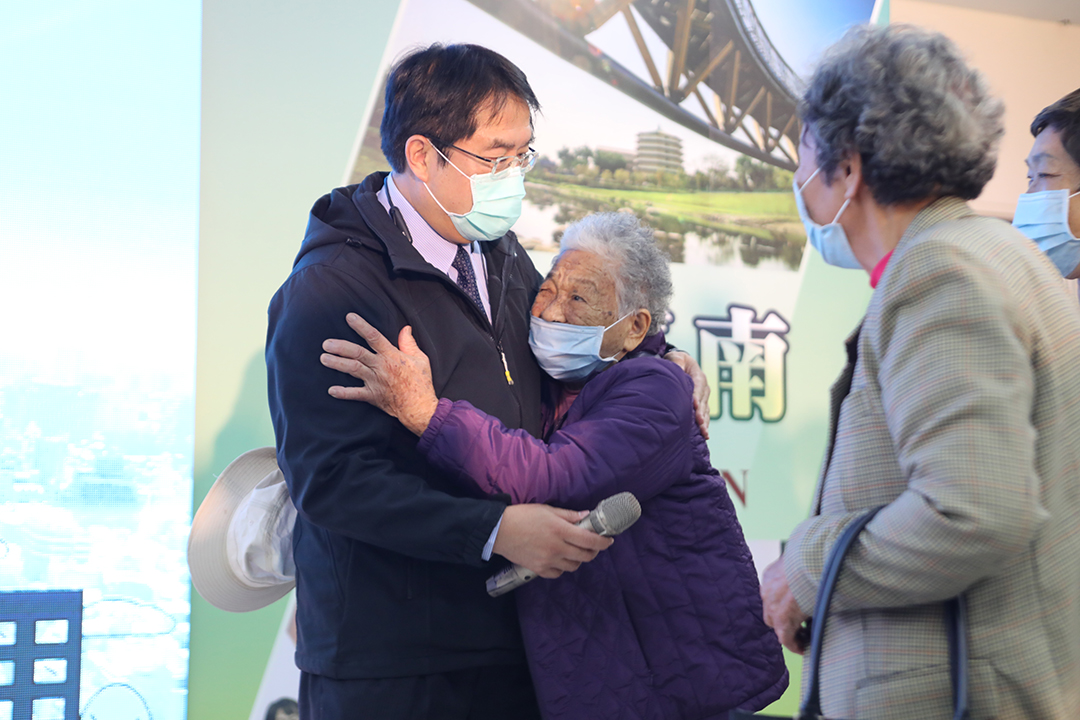 從白河區來的阿嬷見到黃偉哲市長，熱情的送上一個大擁抱。 圖/台南市政府提供