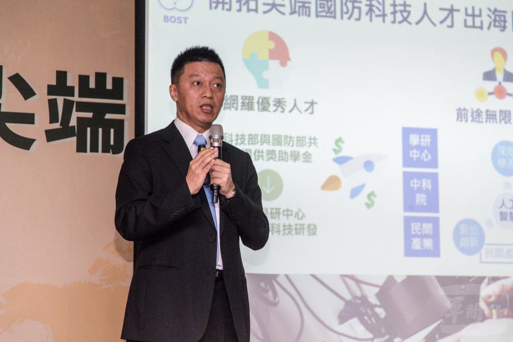 行政院科技會報辦公室副執行秘書葉哲良實施簡報。 圖/軍聞社提供