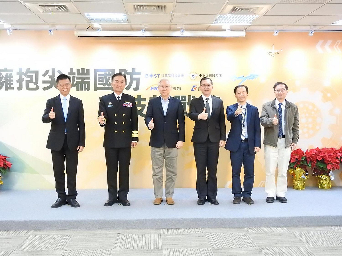 科技部與國防部今（16）日宣布，未來5年將投入50億元，評選3至6所大學成立「學研中心。」圖左起為行政院科技會報辦公室副執行秘書葉哲良、國防部海軍常務次長李宗孝、科技部部長吳政忠、經濟部工業局副局長楊志清、科技部工程技術研究發展司司長徐碩鴻、財團法人國家實驗研究院院長吳光鐘。 圖/科技部提供