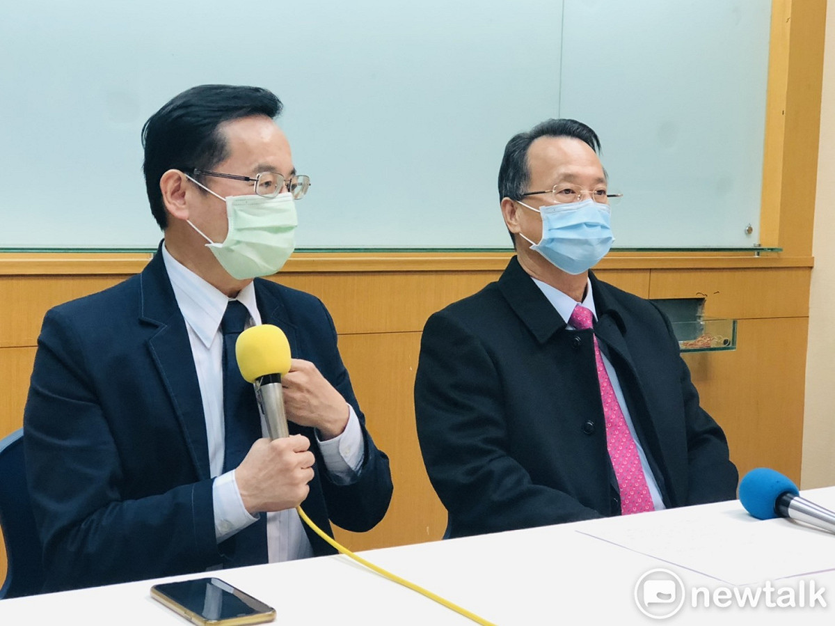 前任監委張武修（左）今（16）天協同委任律師羅閎逸（右）召開記者會 圖：謝莉慧/攝