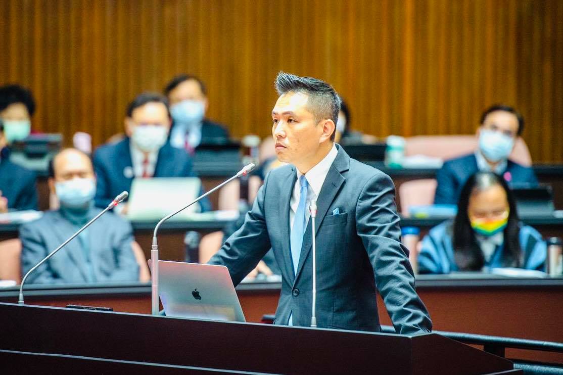 立委陳以信今日在立院提起蕭美琴在今年8月受訪時向媒體曝光台灣向美方要求的軍售項目，他質疑到現在一點消息都沒有，此事已見光死。 圖：翻攝自陳以信臉書