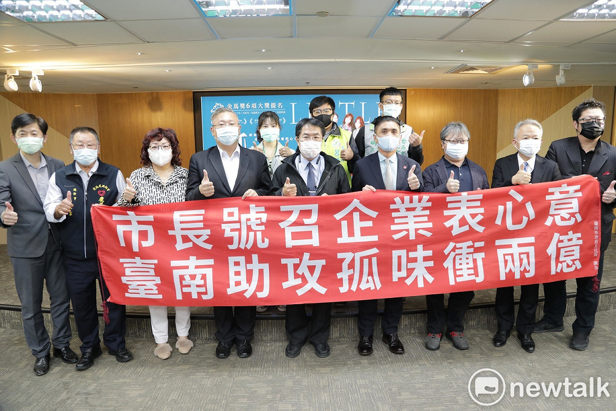 台南市長黃偉哲號召台南企業、廟宇包場看電影，助攻《孤味》一舉衝破2億大關，在地企業熱血響應，展現台南人義不容辭來相挺的霸氣。 圖：黃博郎／攝