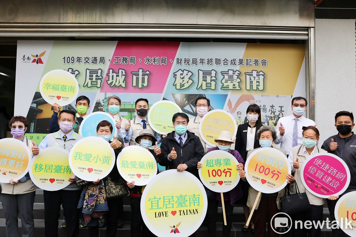 台南市政府在安平區的大台南智慧交通中心舉辦「宜居城市」年終記者會，由交通局、工務局、水利局及財稅局等局處首長簡報整年成果，交通好行與工務建設的扎實基礎上，做好治水、淨水、親水以及財稅便民。 圖：黃博郎／攝